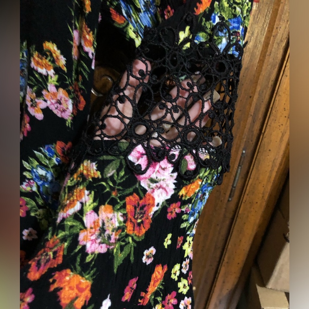Beautiful,Colorful Floral Woman’s Top - Picture 6 of 14